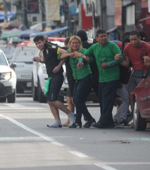 Assaltantes invadem loteria, fazem reféns e morrem após troca de tiros, em Manaus
