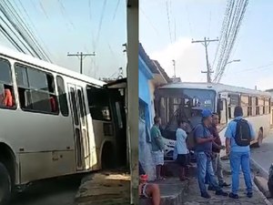 Ônibus com trabalhadores perde controle e invade casa no interior de AL