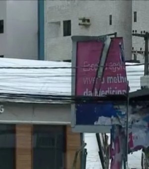 Após chuva e vento forte, outdoor fica pendurado sobre fiação na Av. Álvaro Calheiros