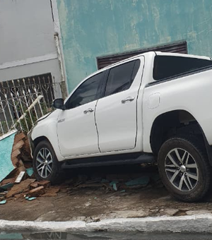 Motorista perde controle da direção e bate carro em muro de casa em Arapiraca
