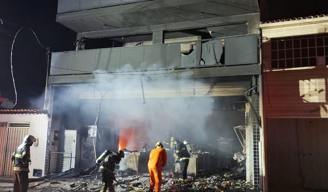 Mercadinho é destruído durante incêndio no bairro da Jatiúca