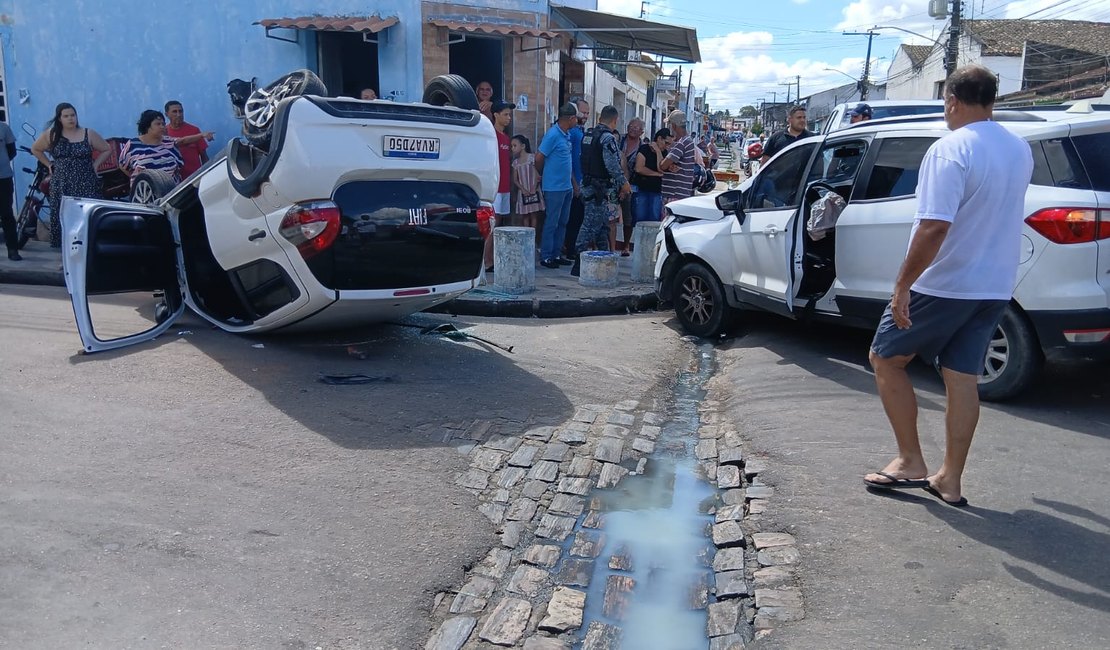 Motorista perde controle, provoca colisões e capota veículo em Arapiraca