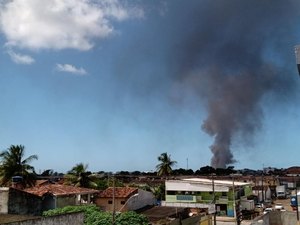 Incêndio destrói ônibus em garagem de empresa na parte alta de Maceió