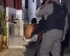 Jovem é perseguido e baleado por grupo encapuzado no 'Beco da Macumba'