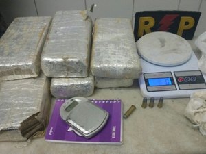 Menor tenta fugir da polícia, mas é apreendida com 5 kg de maconha em residência