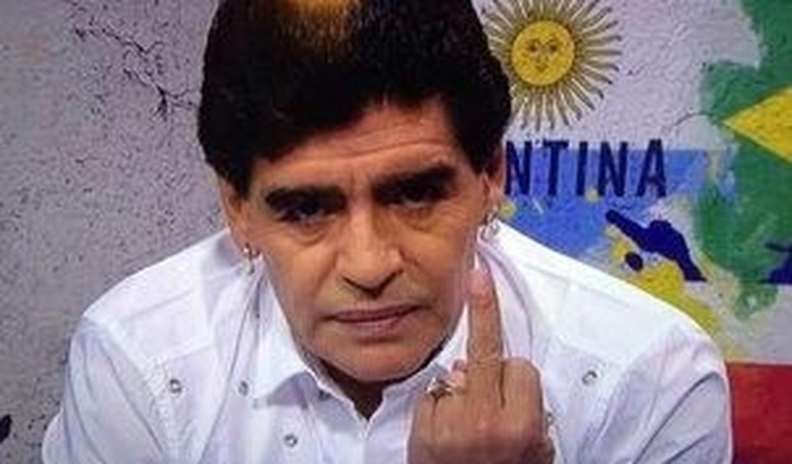 Maradona responde dirigente com o dedo do meio durante programa