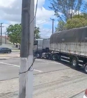 [Vídeo] Carreta quebra e fica atravessada na principal avenida do bairro Cidade Universitária