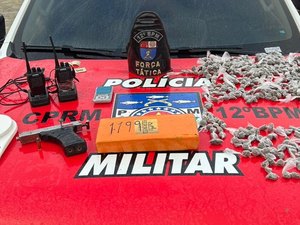 Traficante é preso com 2 kg de maconha, arma e rádios comunicadores