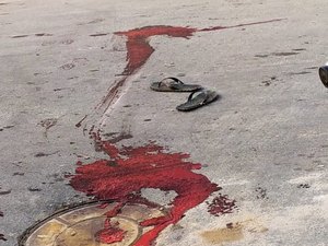 [Vídeo] Homem ameça pessoas com facão em Santana e é contido pela PM