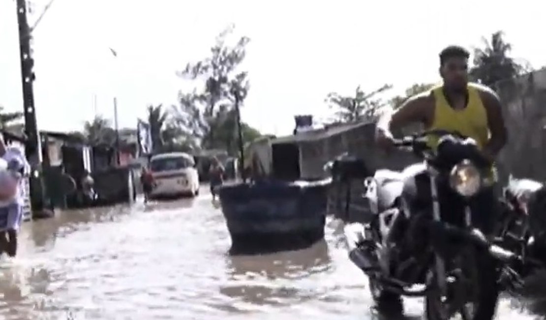 Defesa Civil retira famílias de bairros afetados pelas chuvas na orla lagunar