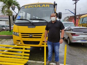Prefeito de Matriz de Camaragibe recebe mais dois micro-ônibus para transporte escolar