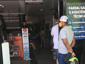 População flagra aglomeração em agência da Caixa em Maceió