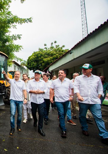 Governador e ministros entregam 30 máquinas agrícolas para municípios alagoanos
