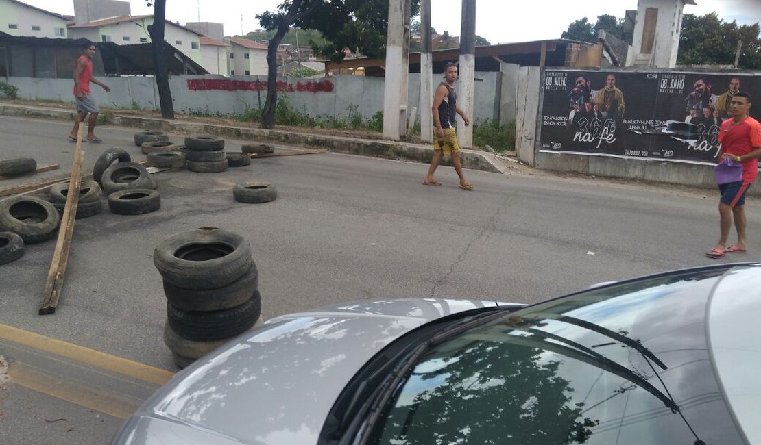 Famílias bloqueiam Ladeira Geraldo Melo em protesto contra problemas em apartamentos