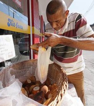 Padaria em Nilópolis deixa cesto com pães à disposição para quem não pode pagar
