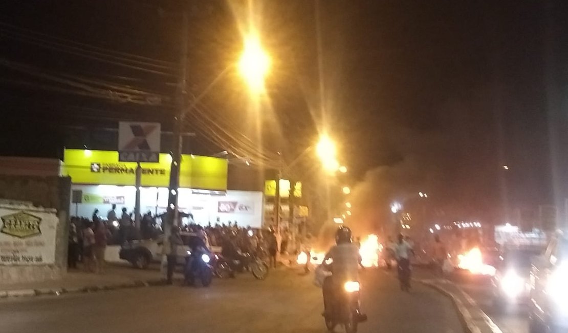 População bloqueia via principal no bairro do Jacintinho