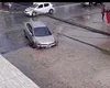 Após chuvas, buraco na pista  ‘engole’ carro no bairro Clima Bom