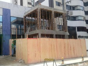 [Vídeo] Obra de hospital é embargada por descumprir regras de segurança