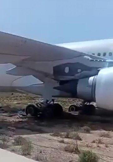 Avião sai da pista em manobra e fica preso em aeroporto da Líbia; veja