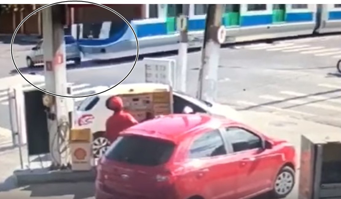 VLT colide com carro de passeio no bairro Poço