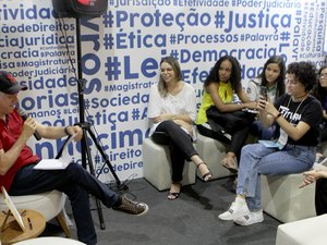 Juiz apresenta poesias cantadas para público da Bienal do Livro