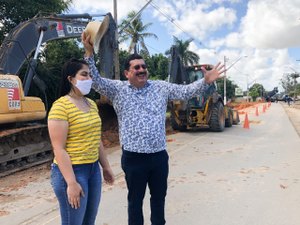 Prefeito de Rio Largo e secretária vistoriam obras na principal avenida do município