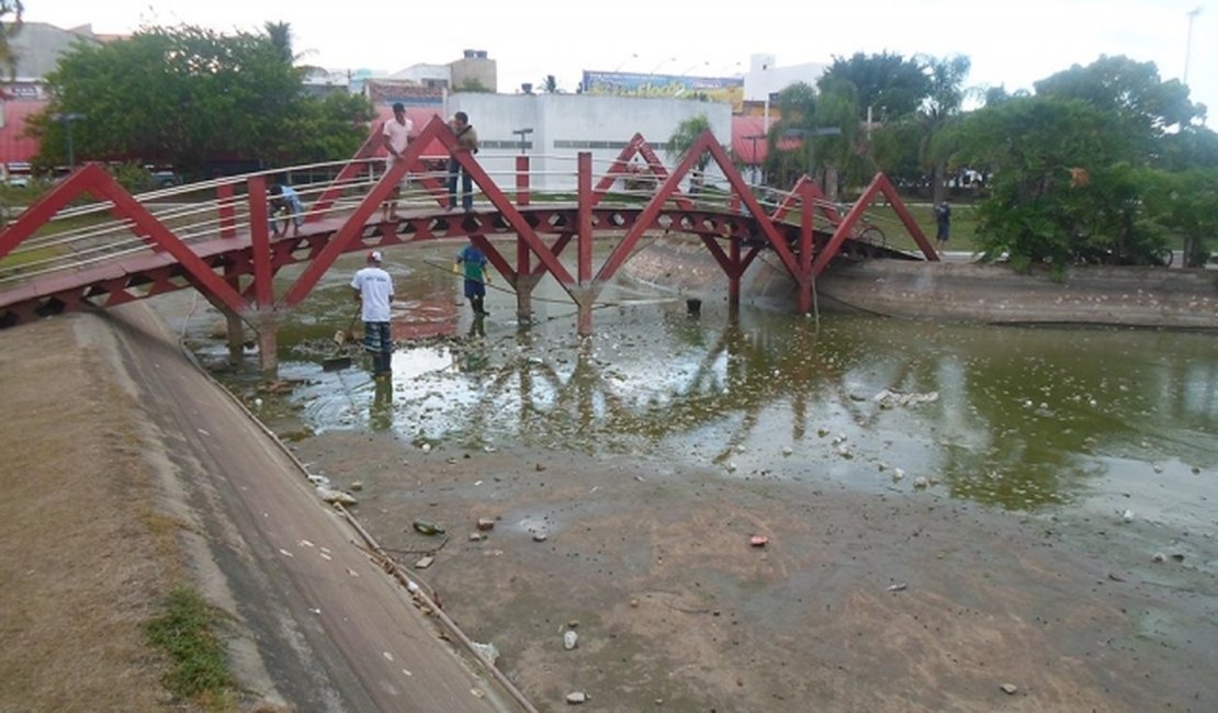 Sujeira em lago do Parque Ceci Cunha chama atenção de internautas