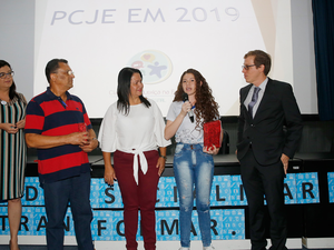 ?Esmal premia alunos da rede pública que se destacaram em concurso de redação