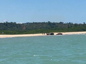Carro da SMTT de Maragogi atola na faixa de areia da Praia de Burgalhau
