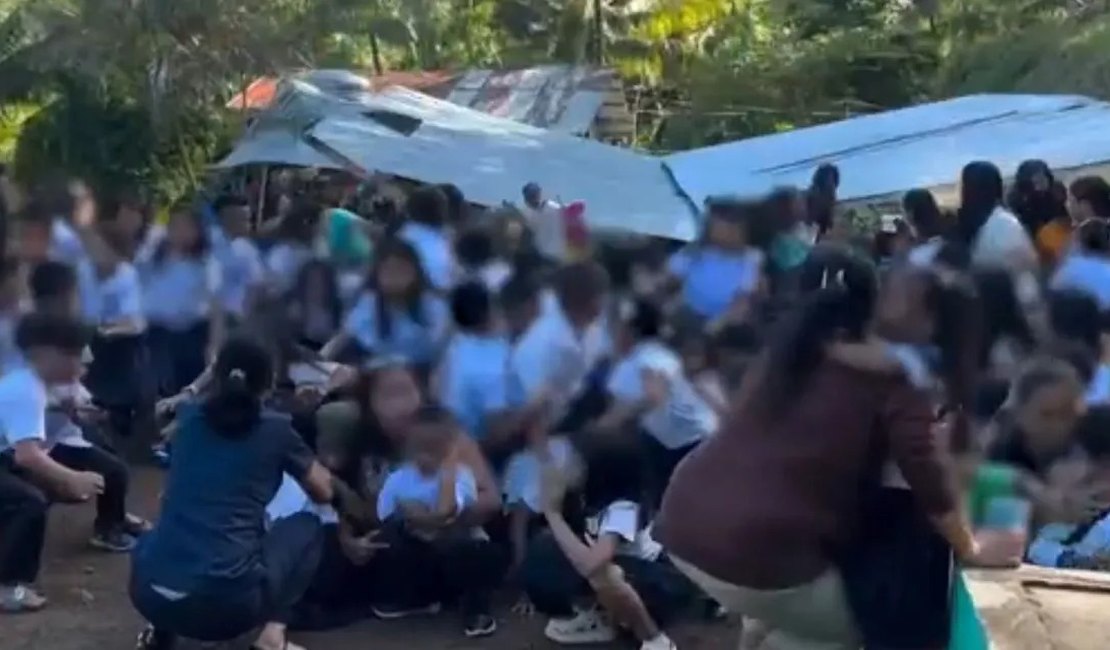 Estrutura de escola desaba durante terremoto; vídeo mostra crianças desesperadas