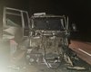 Caminhão colide em traseira de carro e motorista fica preso às ferragens no Pilar