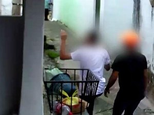 [Vídeo] Cuidadora fala 'línguas estranhas' e arma de assaltante falha