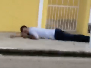 [Vídeo] Homem com suspeita de embriaguez bate o carro e deita em calçada para tirar um cochilo em Arapiraca