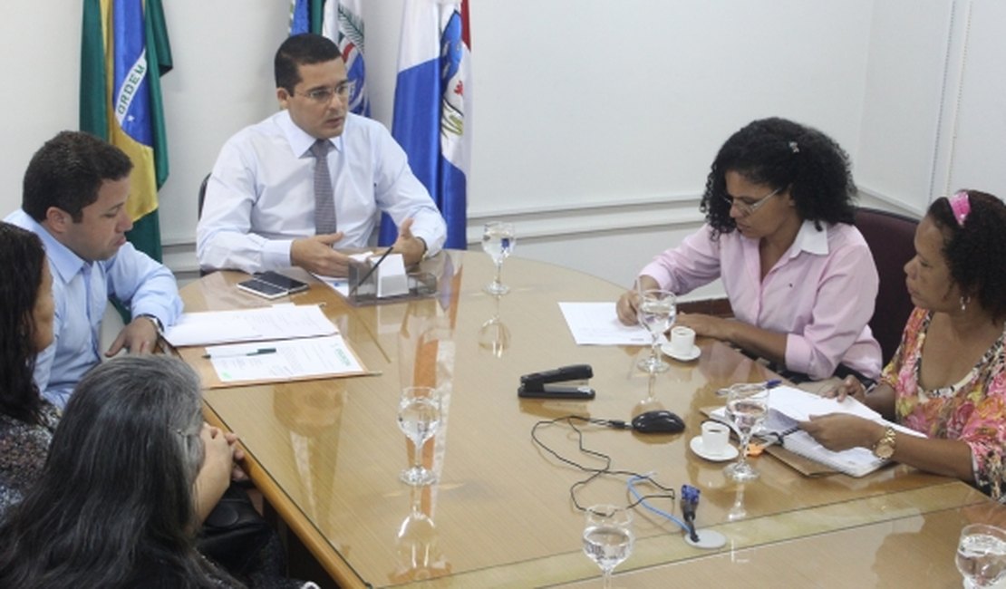 Mesa de Negociação do Estado recebe servidores da Uncisal