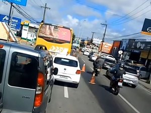 Vazamento de óleo provoca acidente e deixa feridos no bairro Barro Duro, em Maceió