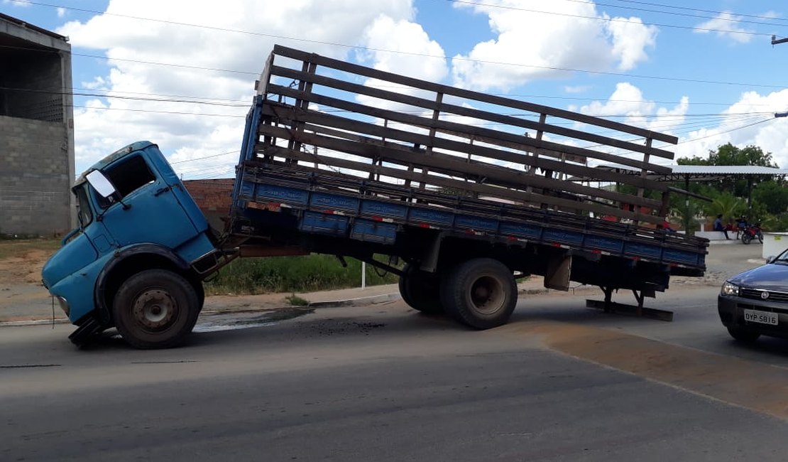Caminhão parte ao meio ao passar em quebra molas em União dos Palmares
