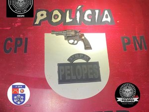 Polícia acha revólver escondido entre roupas no bairro Manoel Teles