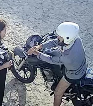 Assaltante é flagrado roubando mulher em rua do cojunto Salvador Lyra