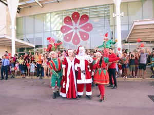 Chegada triunfal do Papai e Mamãe Noel marca início do Natal no Partage Arapiraca Shopping