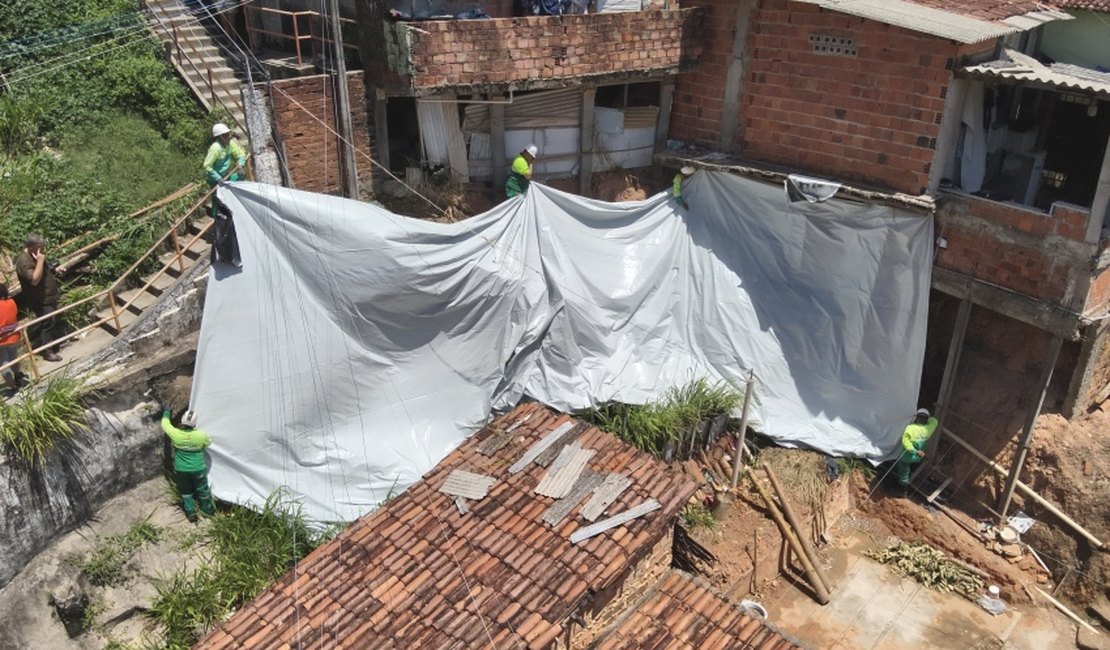 Defesa Civil avança no trabalho preventivo com aplicação de lonas em áreas de risco