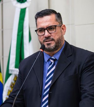 Leonardo Dias apresenta projeto para regulamentar uso de celulares em escolas de Maceió