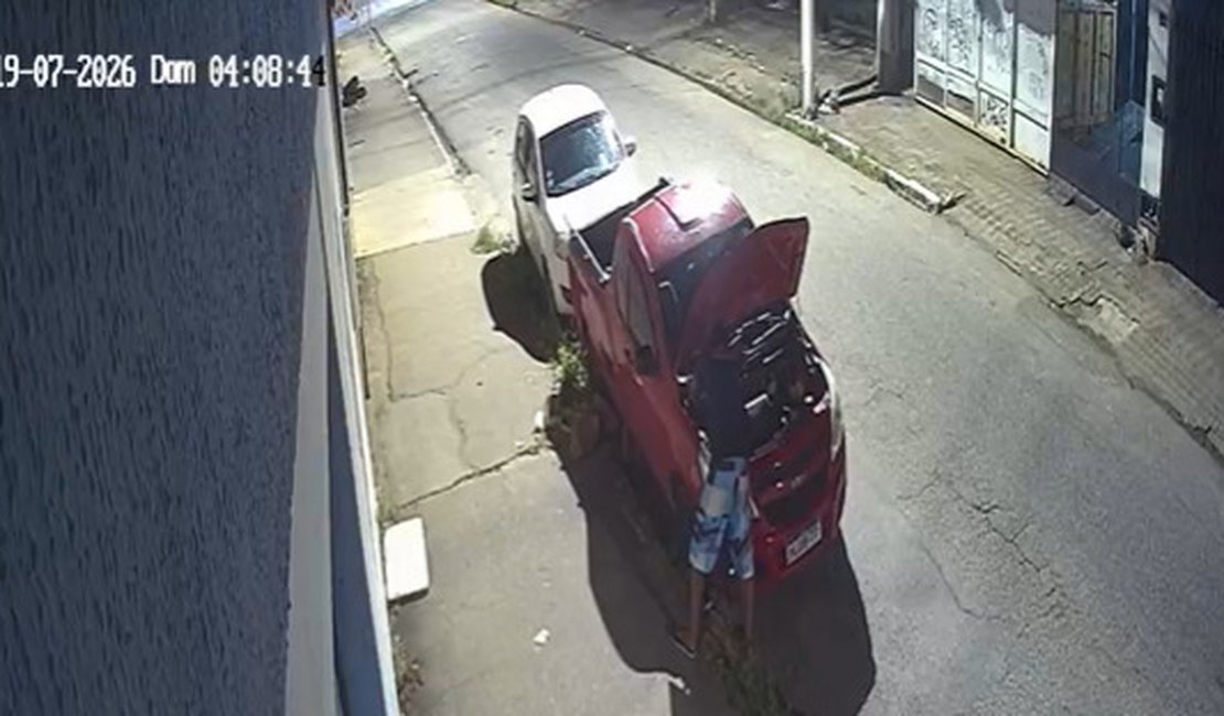 [Vídeo] Imagens mostram homem furtando peças de carro no Farol, em Maceió