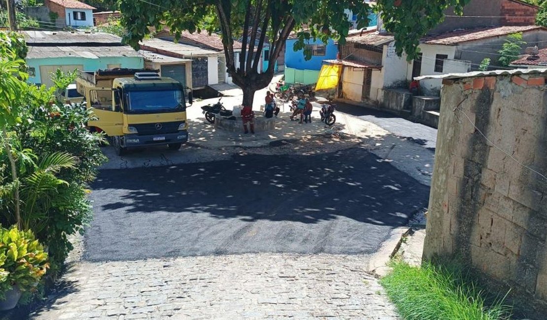 Prefeitura utiliza 600 toneladas de asfalto e recupera ruas de 11 bairros de Maceió