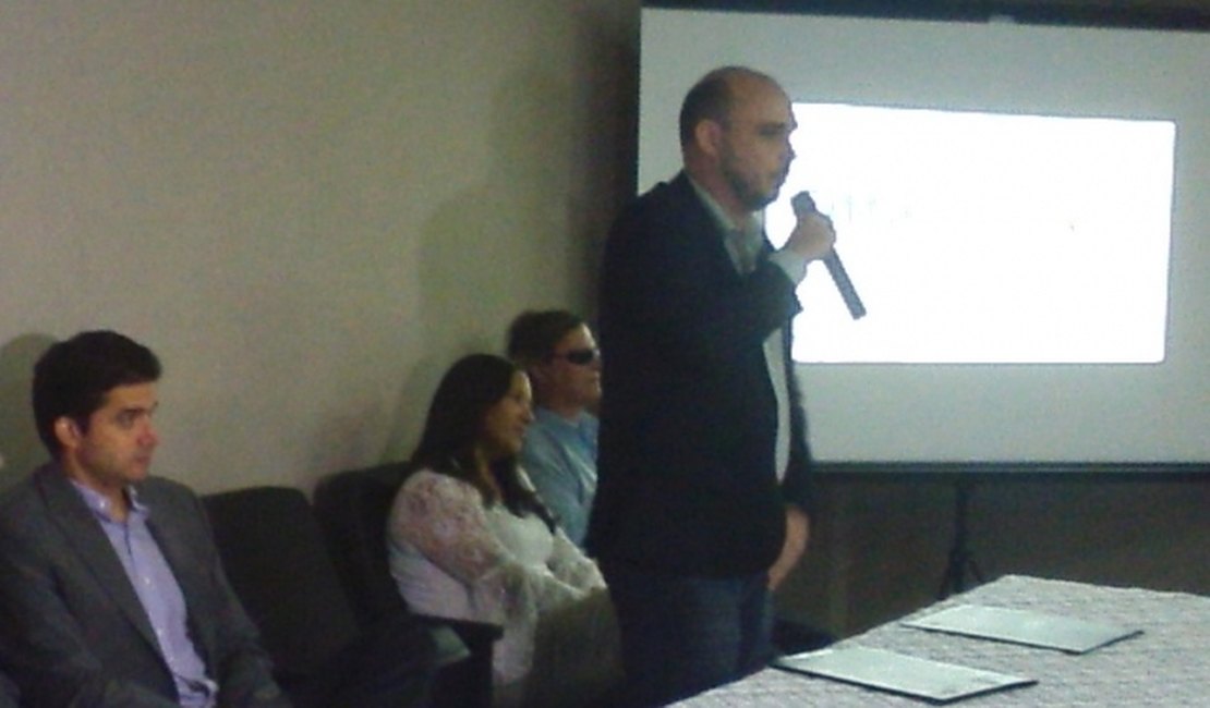 Prefeito concede entrevista coletiva sobre licitação de transporte público