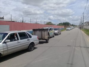 [Vídeo] Motoristas enfrentam fila quilométrica para abastecer veículos com GNV