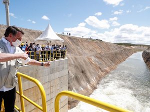 Bolsonaro inaugura trecho de obra e reivindica para si chegada de água ao Ceará