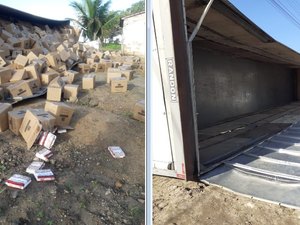 [Vídeo] Carreta com biscoito tomba na BR 101 e populares saqueiam carga