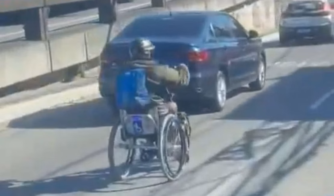 Homem em cadeira de rodas circula no trânsito e faz ultrapassagens; veja