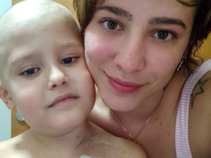 Vídeo mostra mãe raspando cabelo do filho de seis anos diagnosticado com leucemia