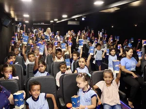 Estudantes da rede municipal curtem cinema gratuito em Palmeira dos Índios